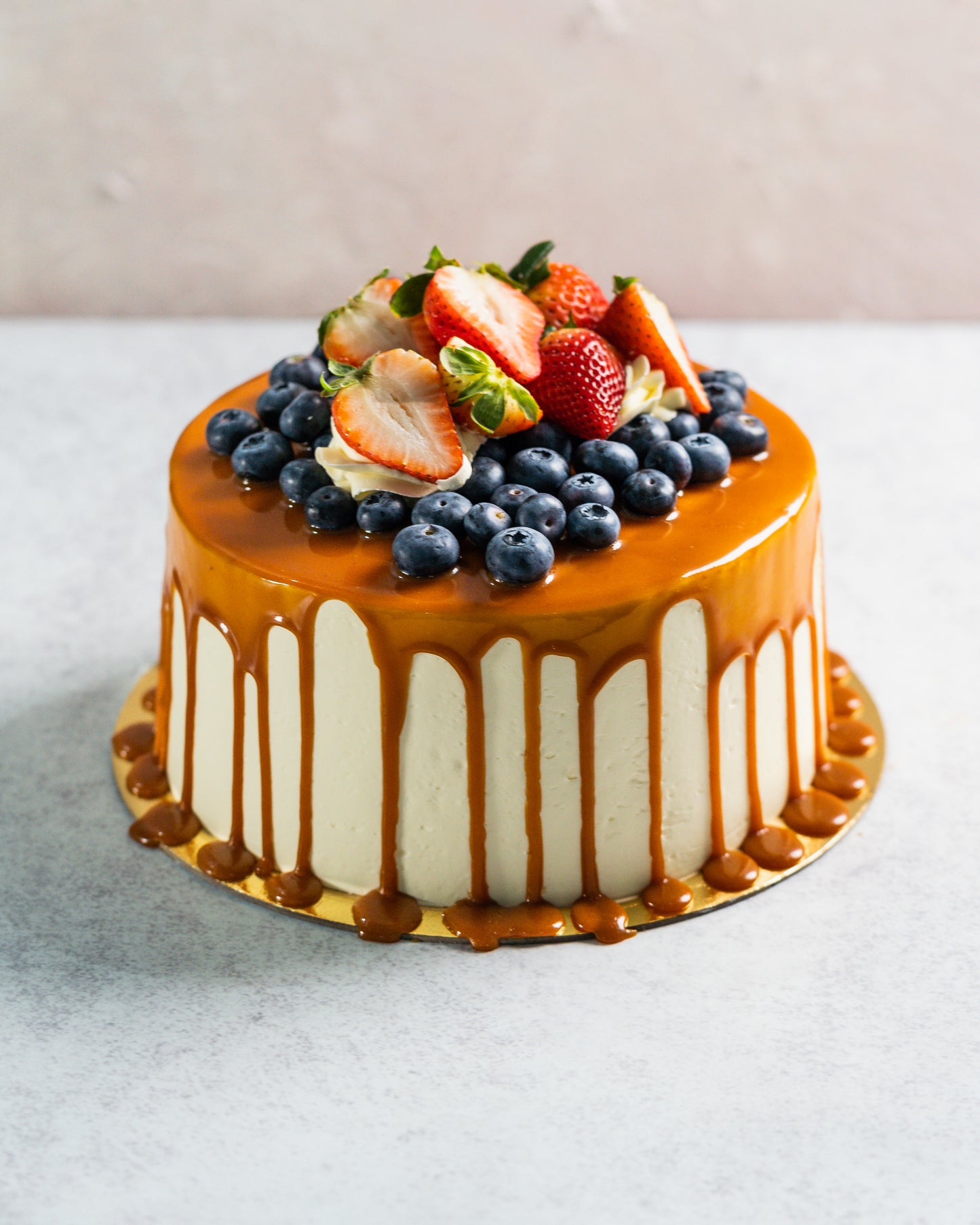 Caramel Drip Berries Cake